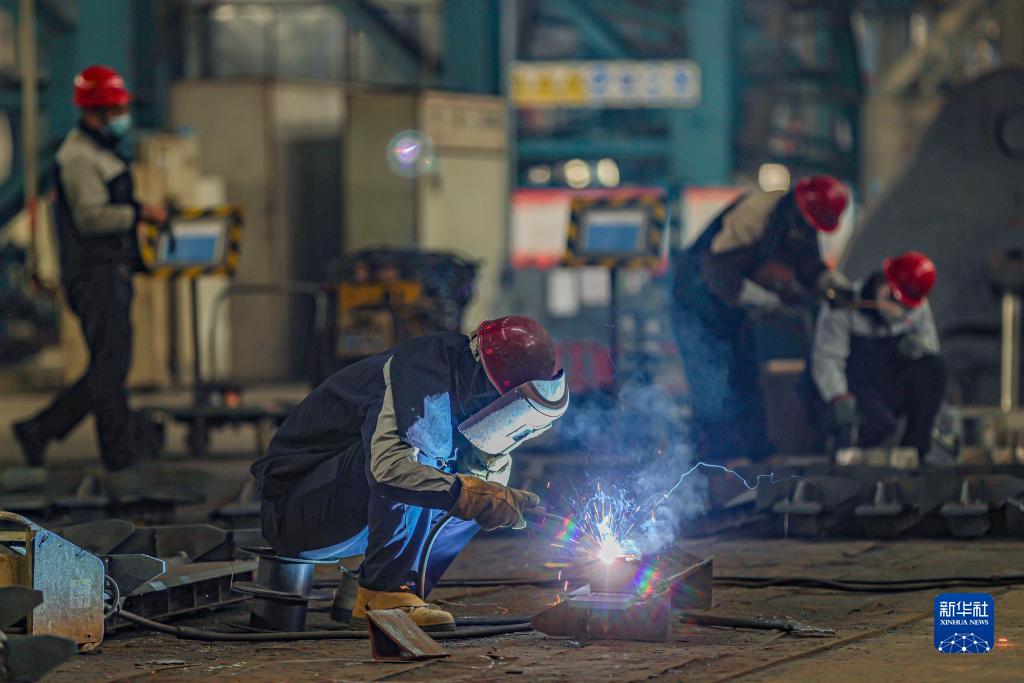 工人在位于辽宁省沈阳市的北方重工有限公司车间焊接零部件（1月13日摄）。