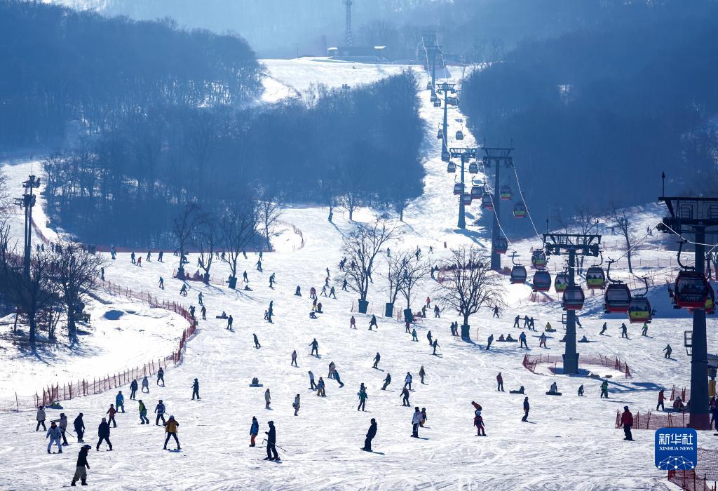 2023年1月30日,游客在吉林万科松花湖度假区滑雪.