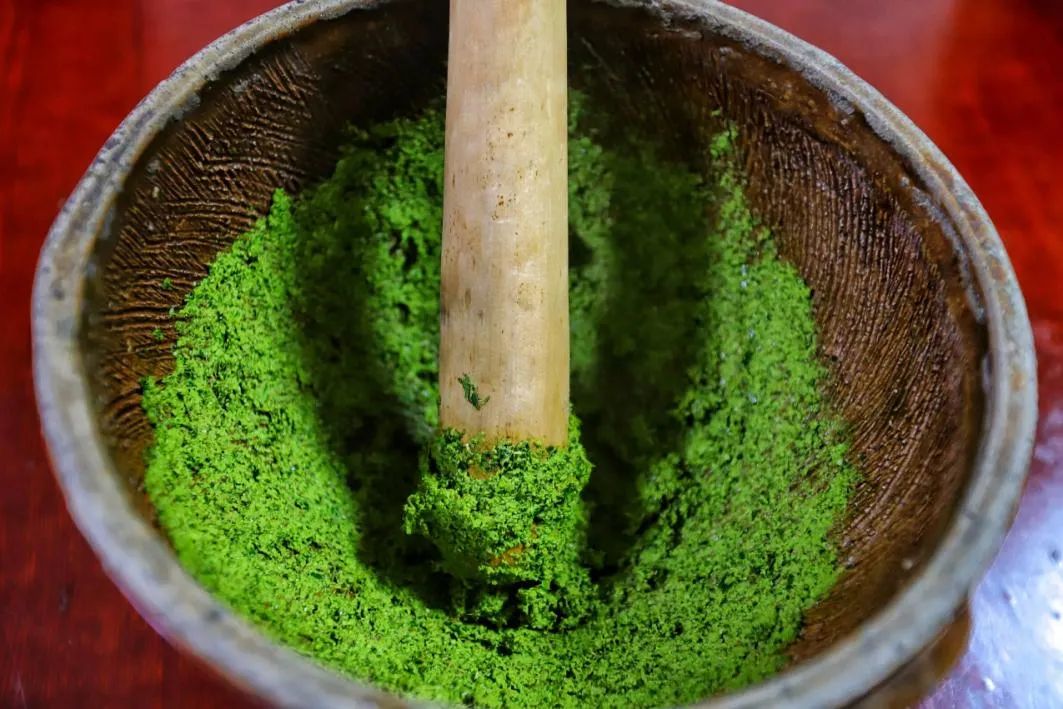 赣南客家擂茶.更为常见的研茶工具当属茶碾.