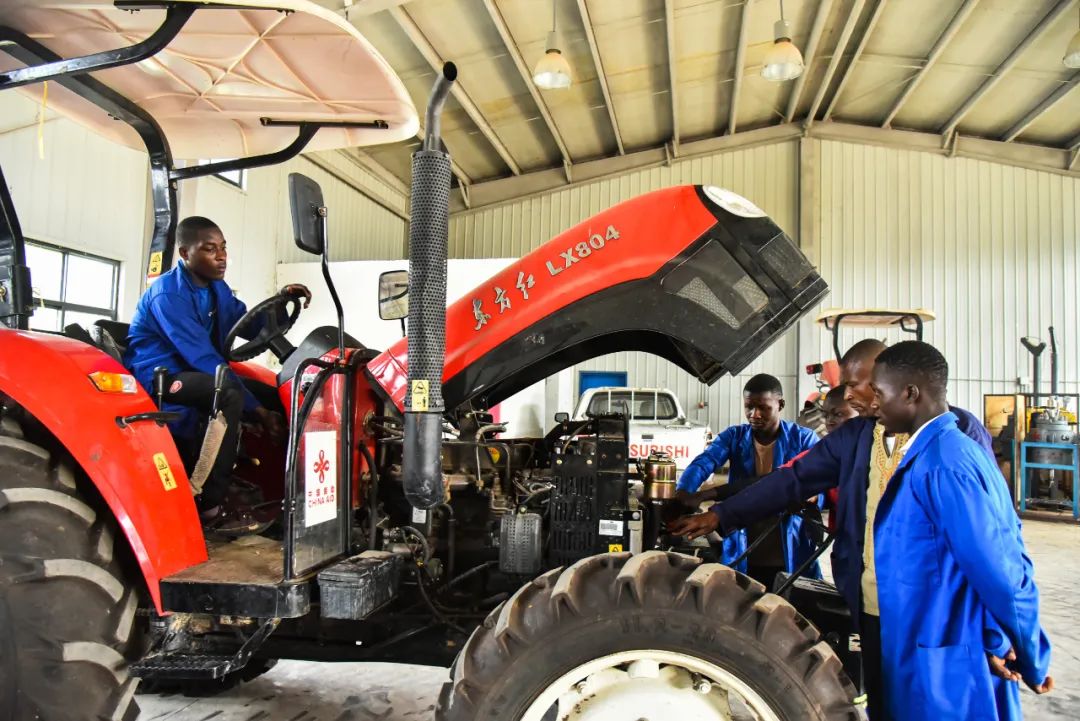 中方援建的喀麦隆亚巴西农业职业技术中学里，学生们在上拖拉机实践课。