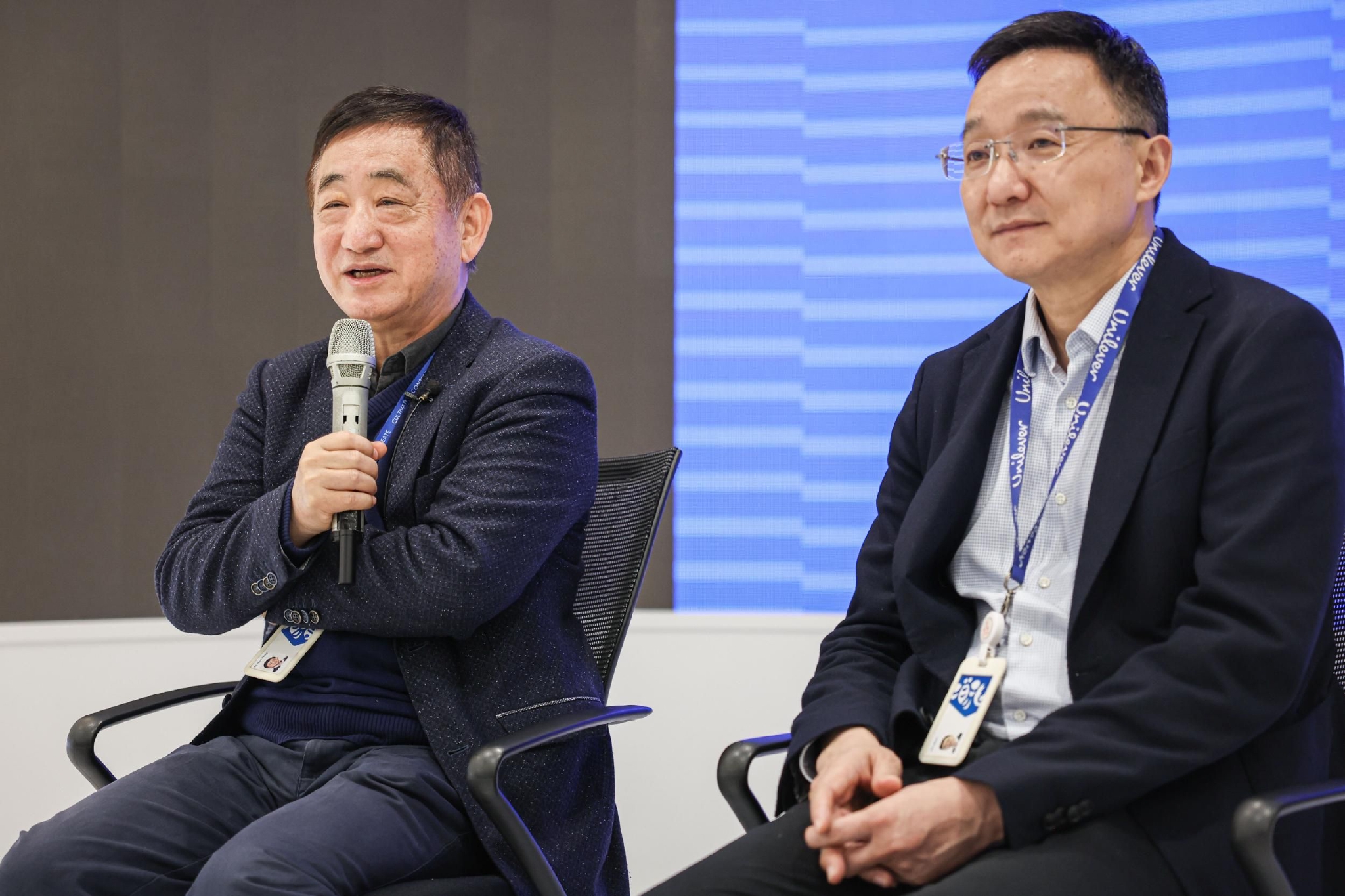 聯合利華公共事務副總裁曾錫文（左）和研發中心副總裁沈俊接受媒體採訪