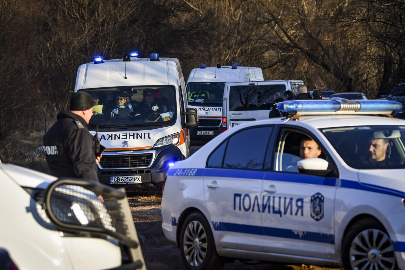 当地时间2月17日，保加利亚，在索非亚附近的一辆废弃卡车中，发现至少18人死亡，现场可以看到警察和紧急医疗服务 图据视觉中国