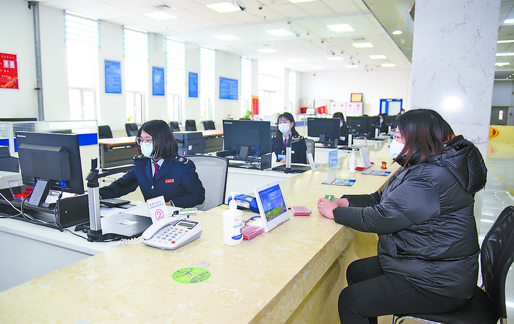 图为市民正在大城县政务服务中心窗口办理税务业务.