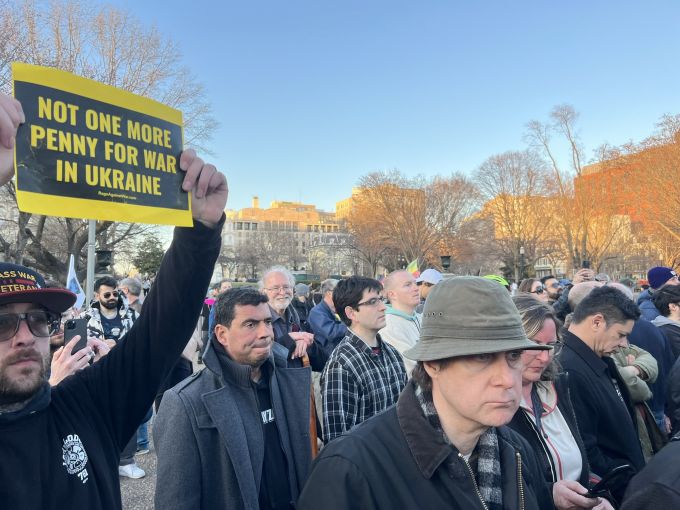 美国抗议民众手持"不要再为乌克兰战争花一分钱"标语(图:推特)