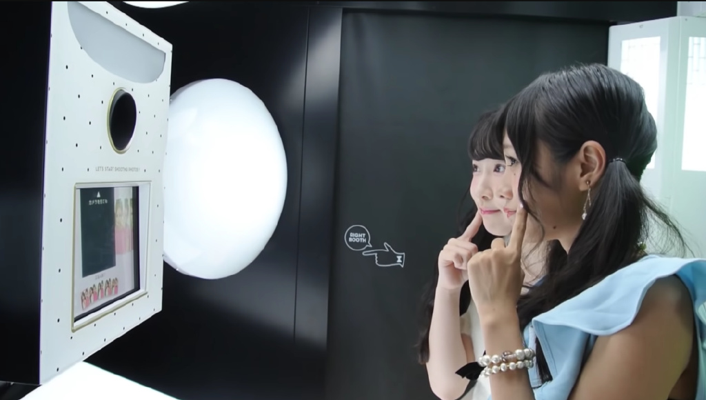 △ 和好朋友一起去拍大頭貼，大概是許多人的青春回憶。圖片來源 | YouTube @GIRLSTRENDbyFURYU