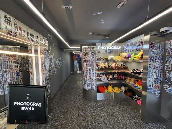 △ PHOTOGRAY 梨花女子大學店。彷彿是爲了顯示自家「大頭貼可以貼」的屬性，店內貼了不少大頭貼。圖片來源&nbsp;| apr