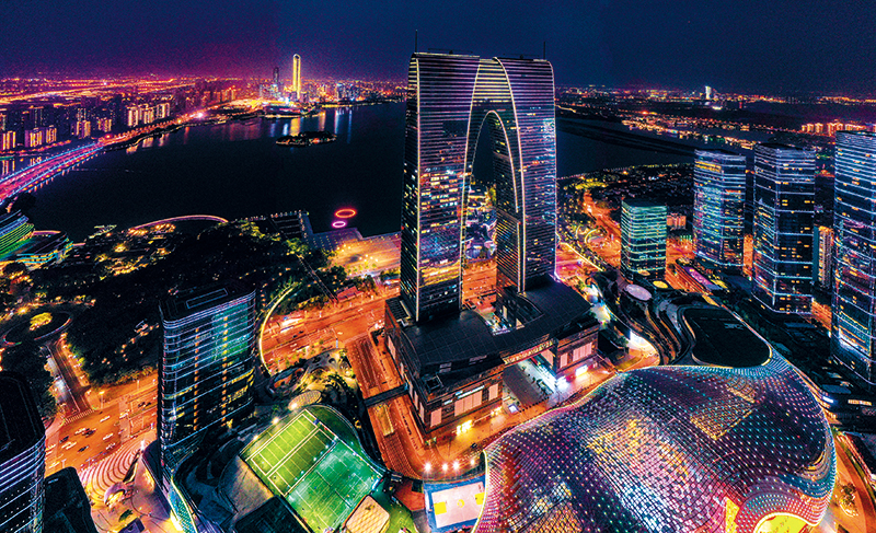 苏州金鸡湖畔夜景(2022 年 9 月 22 日摄) 李博摄 / 本刊