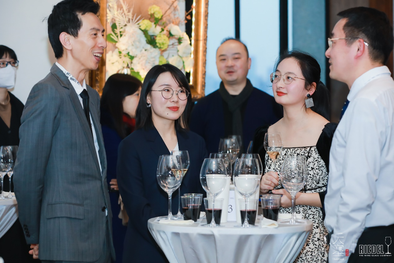 　　图表 5- WSET讲师小皮老师(左1)、乐酒客主编马宁(左3)