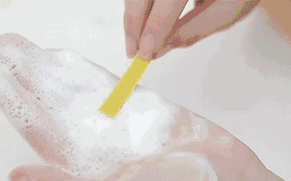 ▲试纸测试显示洗发乳呈弱酸性，是适宜人体的数值，洗完不刺痒，孕妇孩子都可以用