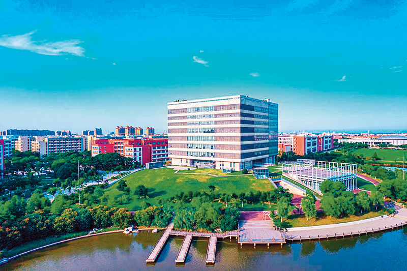 华东理工大学奉贤校区图文信息中心(2021 年 6 月摄) 华东理工大学供