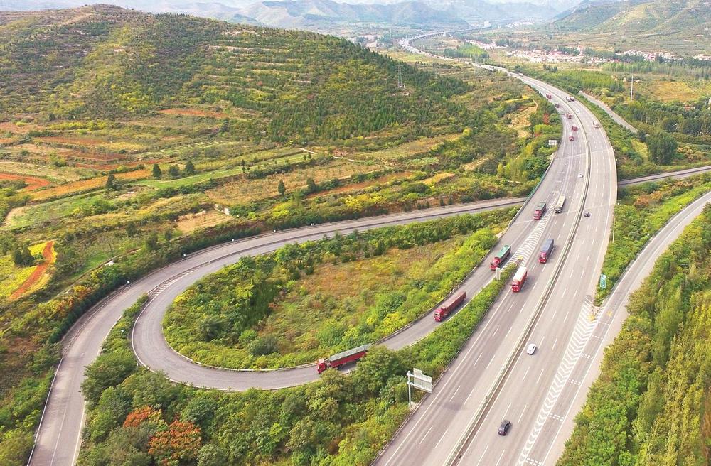 青兰高速龙虎立交桥. 本报记者 李磊 摄