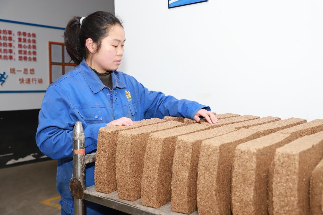 　　张绍春：制曲一线展现巾帼风采