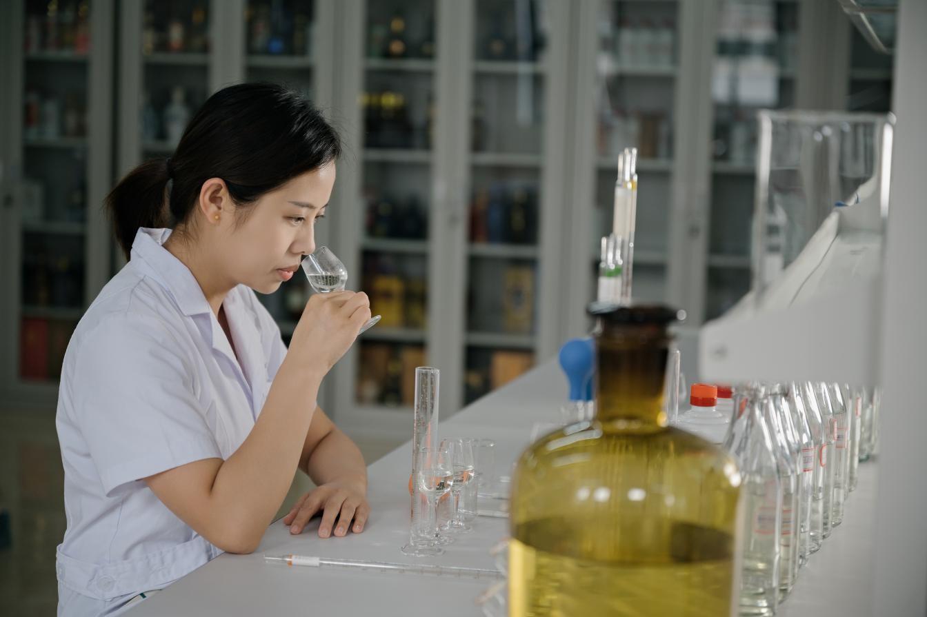 　　曾丹：练就舌尖功夫 传承工匠精神