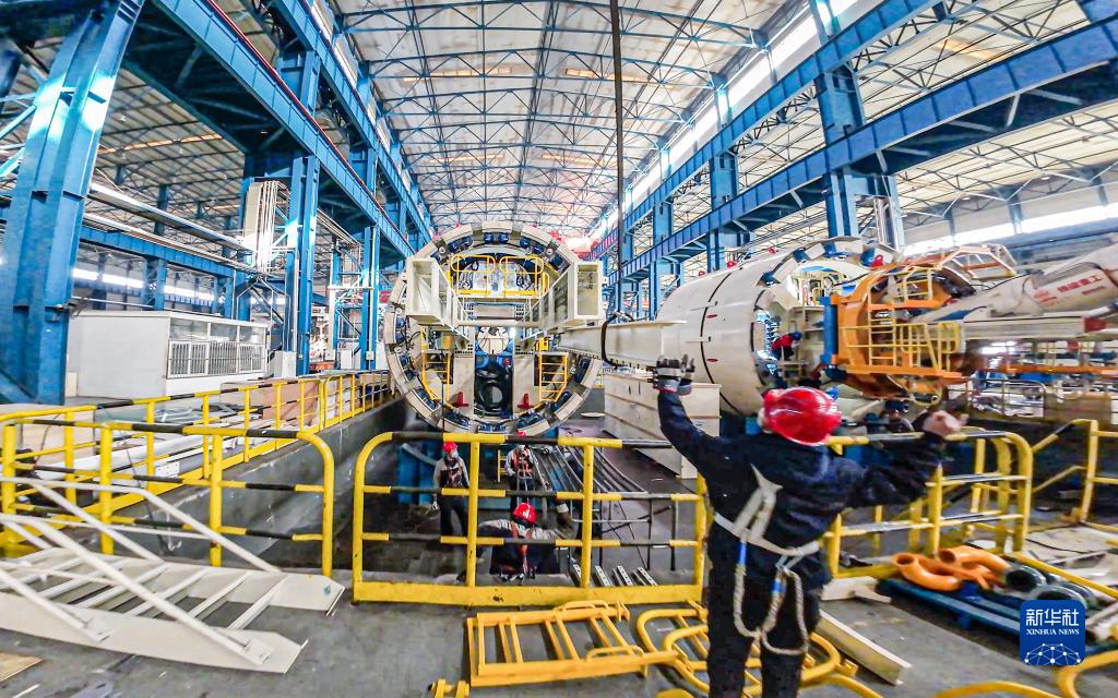 2月18日拍摄的位于辽宁省沈阳市的北方重工有限公司盾构机生产车间（无人机照片）。