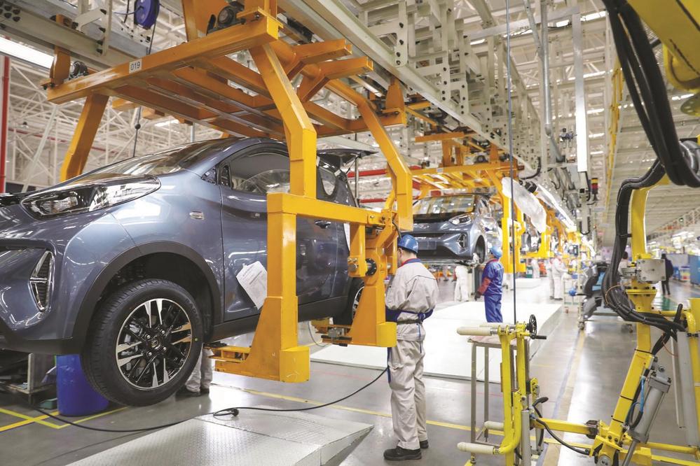 工人在位于安徽省芜湖市的奇瑞汽车股份有限公司新能源二期工厂总装