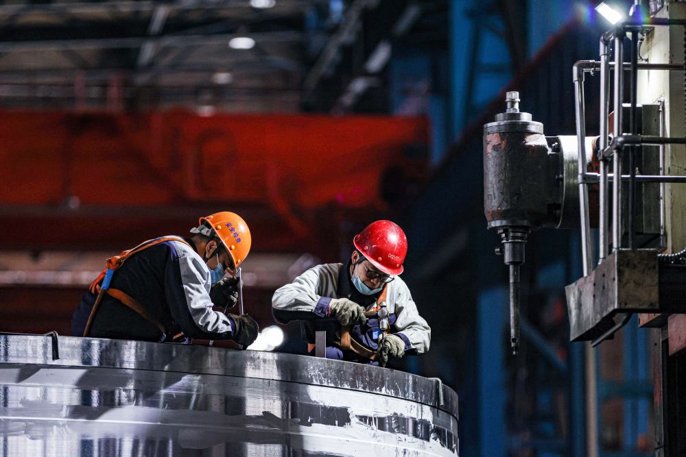 工人在位于辽宁省沈阳市的北方重工有限公司车间加工零部件(1月13日