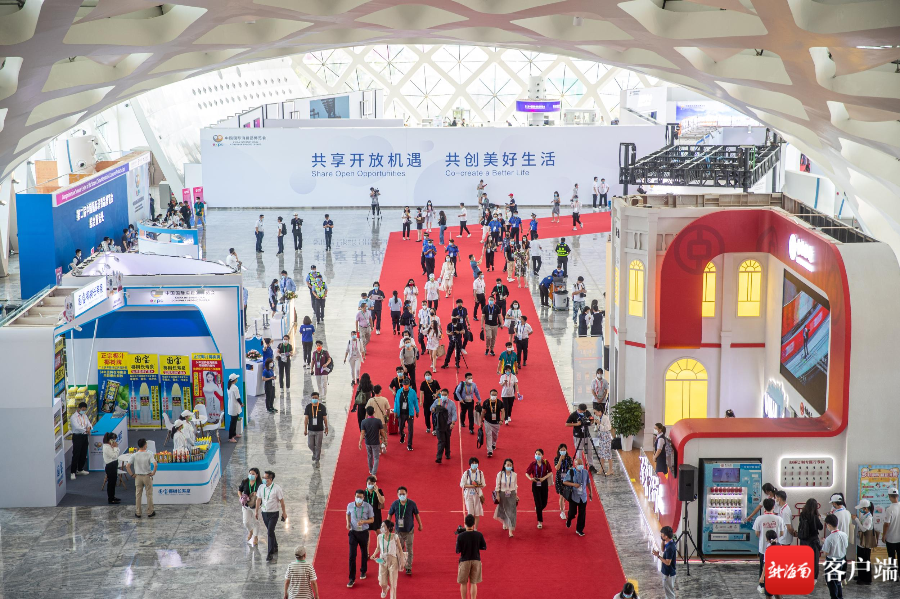 　　资料图：第二届中国国际消费品博览会在海南海口开馆，图为观众有序入场。记者 刘洋 摄