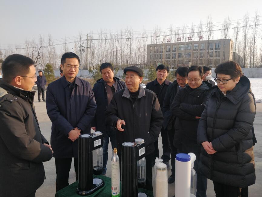 图为李寿生(前排中)一行在陕西方圆优盛化工有限公司了解食品级二氧化碳性能及应用情况。