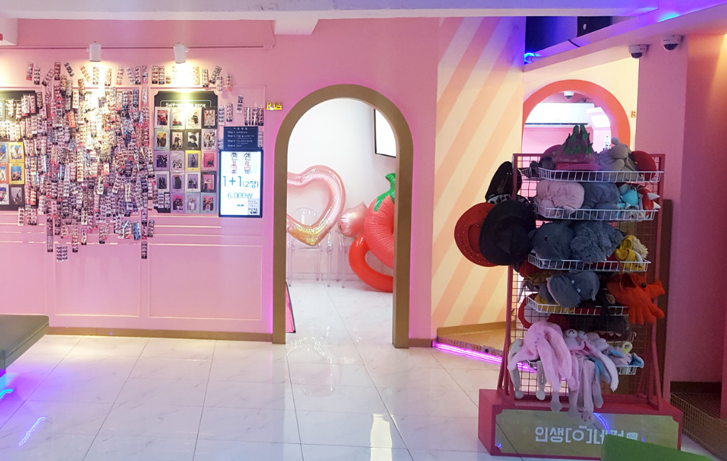 △ 道具種類繁多，足夠挑得眼花繚亂。店內還有膠帶紙，可以用來把照片貼在牆上。圖片來源&nbsp;| lifefourcuts