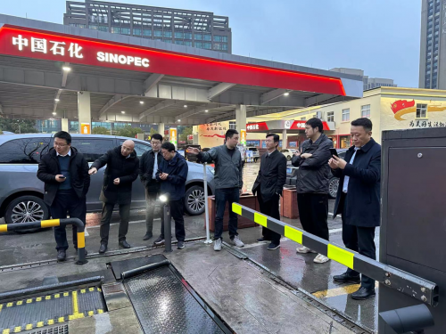 　　图：参观驿公里银河隧道机运行现场