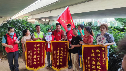 　　(张世伟与“让爱回家”的团队成员)