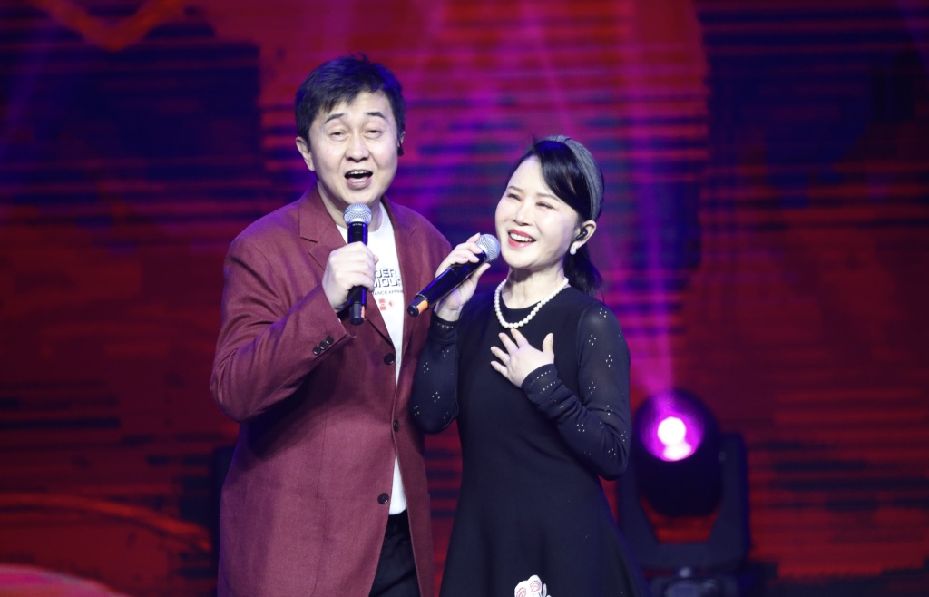 付笛声任静夫妻出席商业演出 合唱成名曲《知心爱人》_高清图集_新浪
