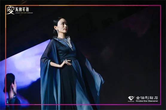 ▲金伯利钻石“自然艺境”系列「凌空飞鸟」项链、耳饰、戒指