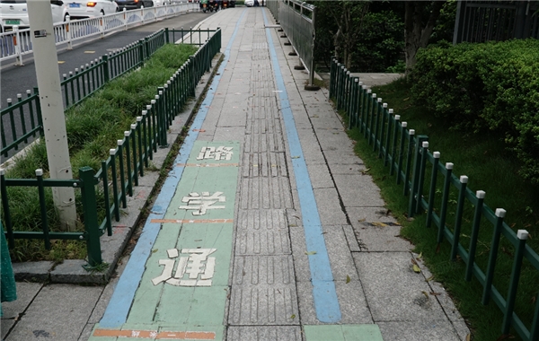 　　(杭州滨江:全国首条“通学路”)