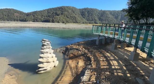 可显示水位状况的日月潭"九蛙叠像"(图自台媒)