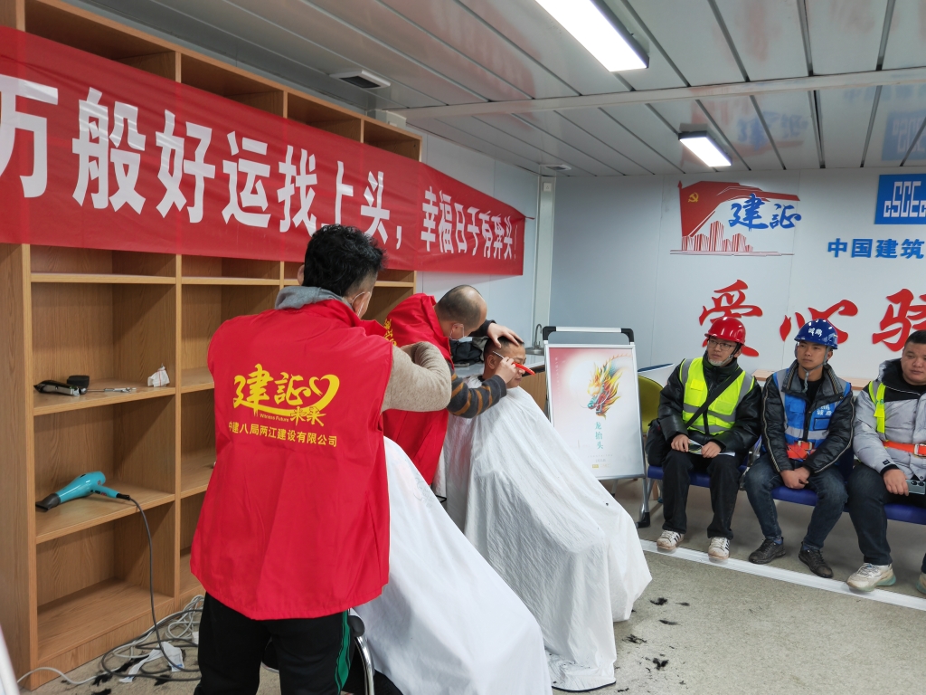 爱心驿站变临时"理发店",迎来工友排队理发.中建八局供图