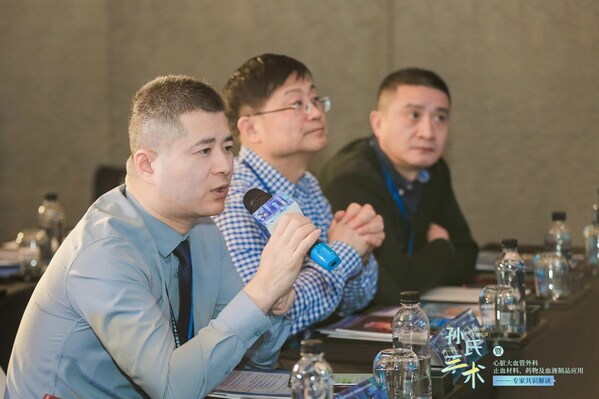 　　闫炀主任在巡讲活动中参与讨论