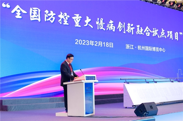 　　图:中华医学会健康管理学分会常务委员兼秘书长王占山教授宣读批复文件。