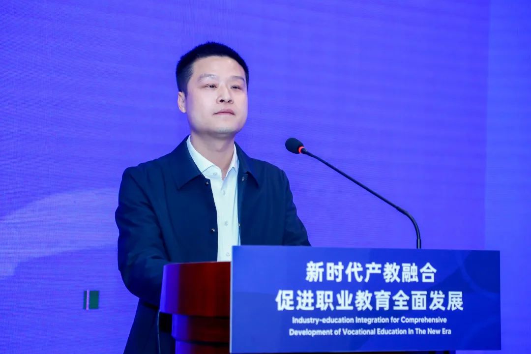 △高校毕业生就业协会机器人专业委员会常务副秘书长 黄伟