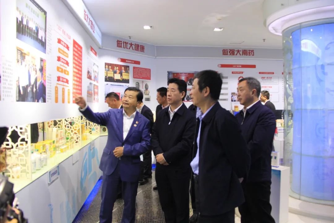 陈少荣、陈志清、江效东到广州医药集团有限公司展厅参观。