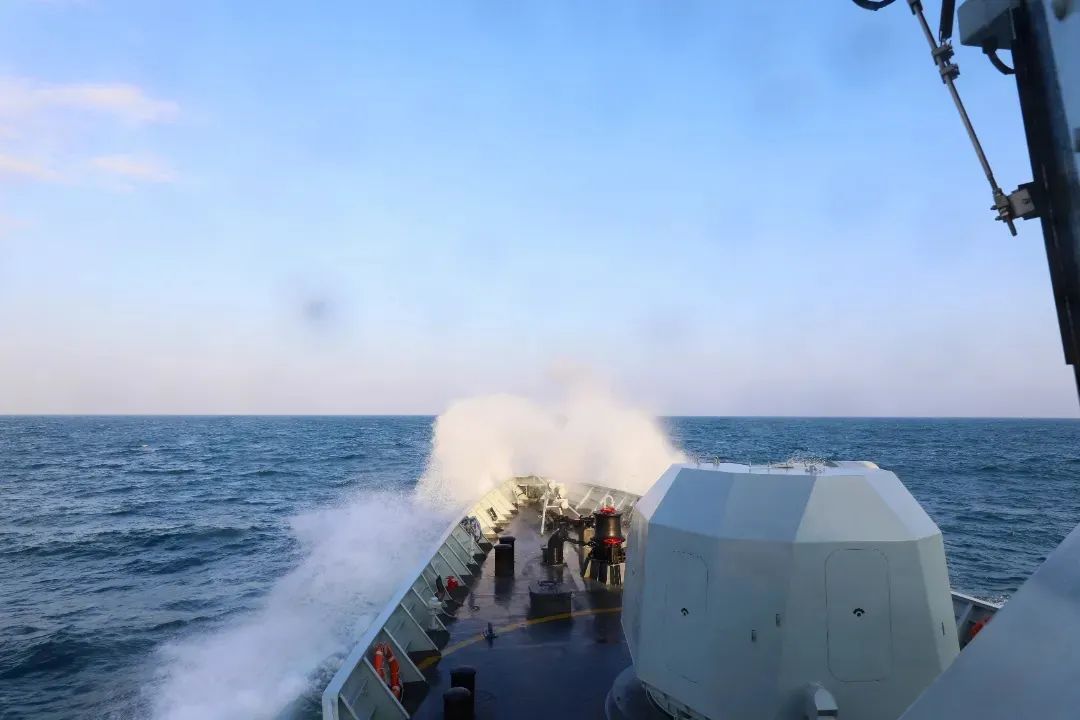 南海官兵硬核&ldquo;龙抬头&rdquo;