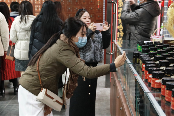 　　鹤年养元社同事参观鹤年堂产品展示区