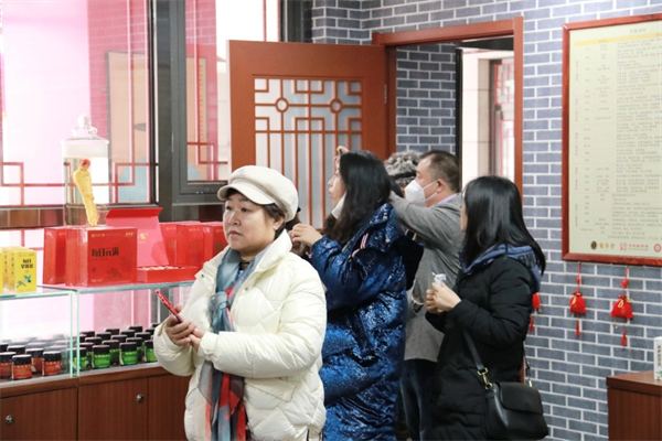 　　鹤年养元社同事参观鹤年堂产品展示区