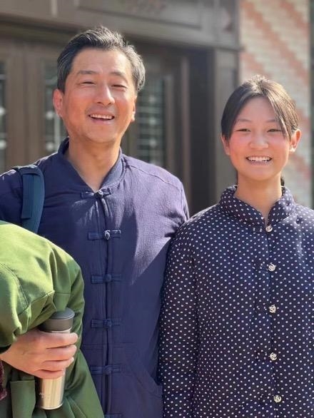 上图为男一号李海文（左一）和“大姐”扮演者童星马佳凝