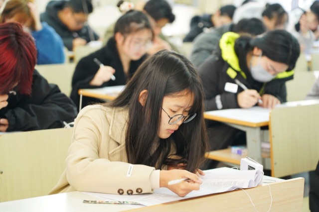 各年级学生在认真参加期末考试,以良好的状态迎接新学期的到来.