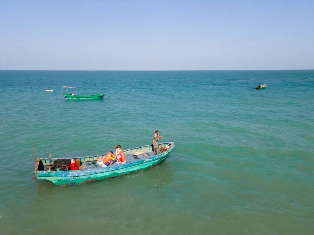 ▲ 海南博纵村的渔民带着游客出海体验捕捞。图片来源：赵毅 / 中外对话海洋