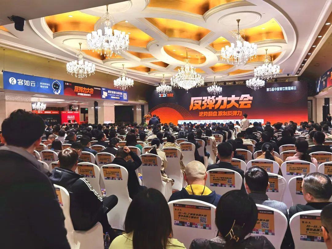 　　千余人报名参加“反弹力大会”,现场人头攒动