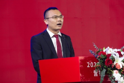 　　衡水老白干营销有限公司营销总监杨青宣读《衡水老白干经销商顾问委员会实施方案》