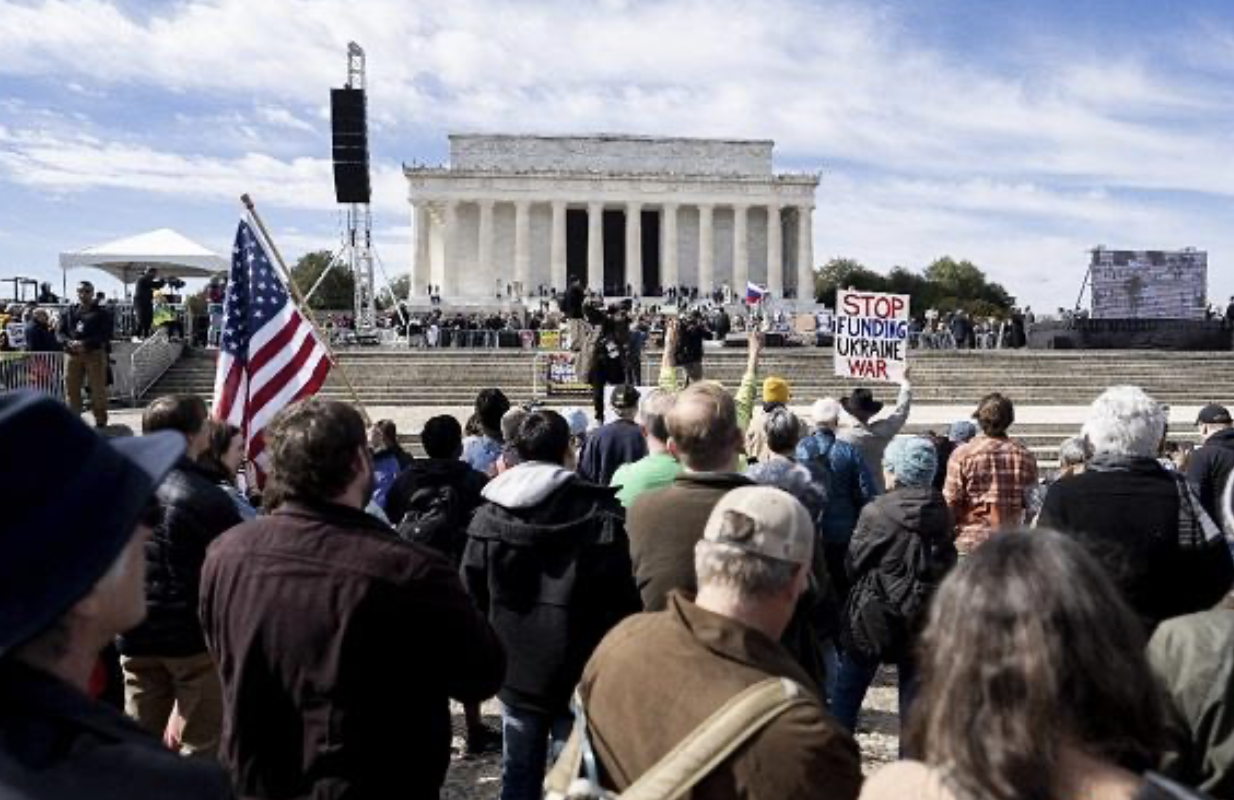 ↑2月19日，在美国首都华盛顿，人们在林肯纪念堂前参加集会 图据新华社