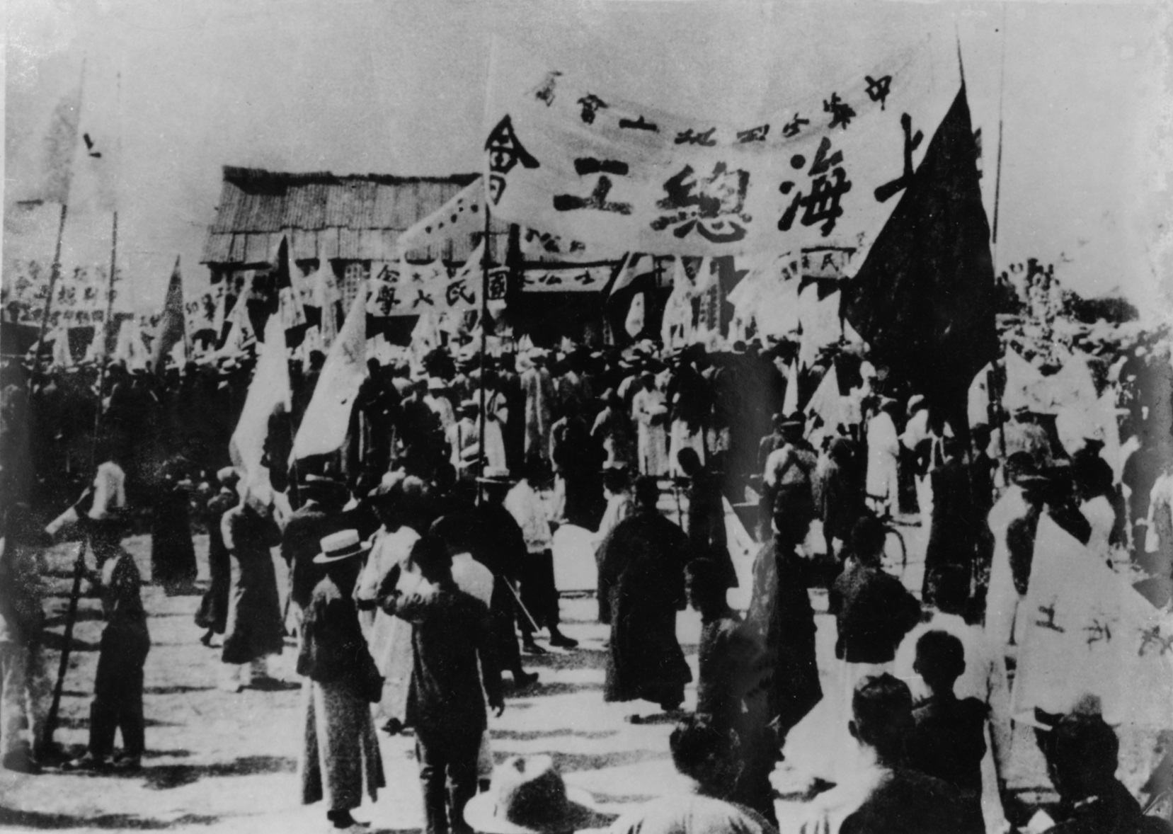 中共中央驻守上海指导中国革命逾10年留下了哪些影响深远的政治遗产