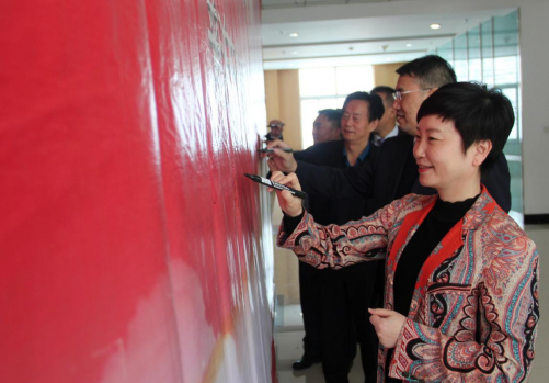 等18名律师团队,中铁二十局市政公司党委书记,董事长万雪琳等出席会议