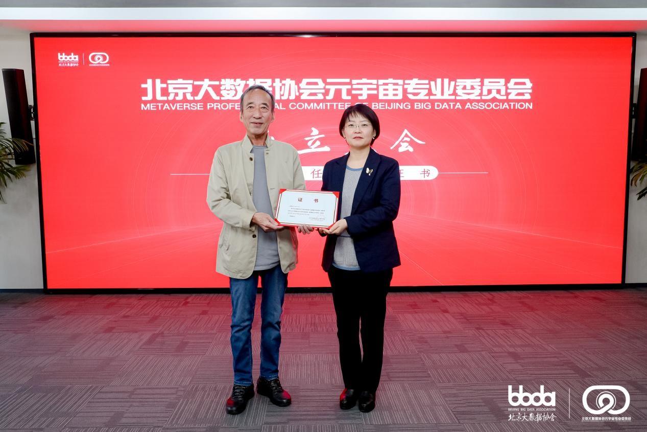 　　纪宏(左一)为姜春玲颁发主任委员及秘书长证书