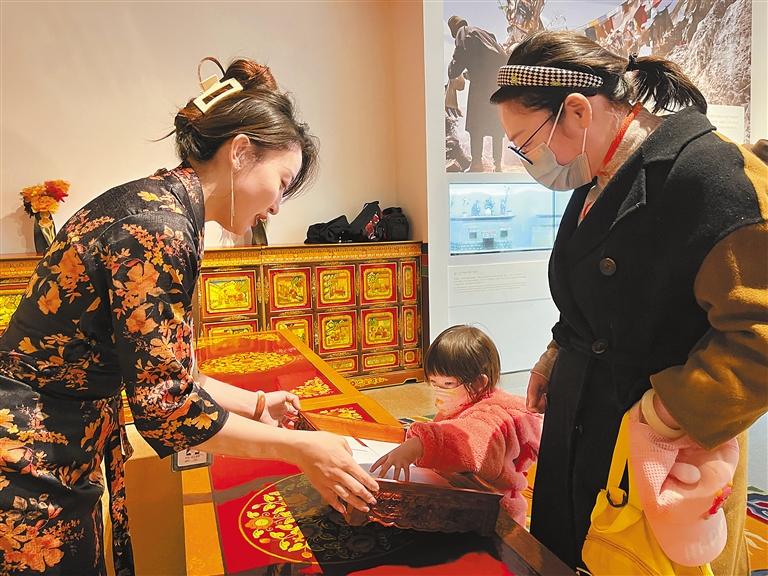 图为2月19日,西藏博物馆盲盒抽"古突"活动现场.记者旦增兰泽摄