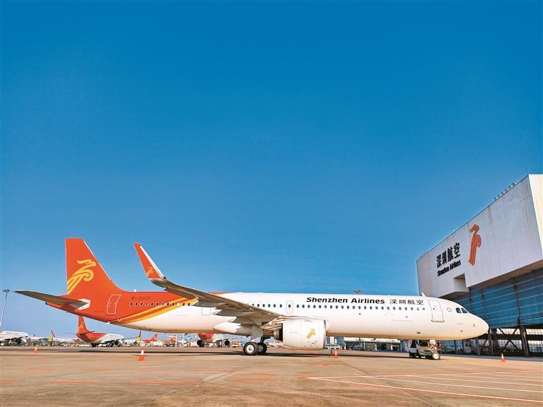 深圳航空一架全新的空客a321neo飞机平稳降落宝安国际机场