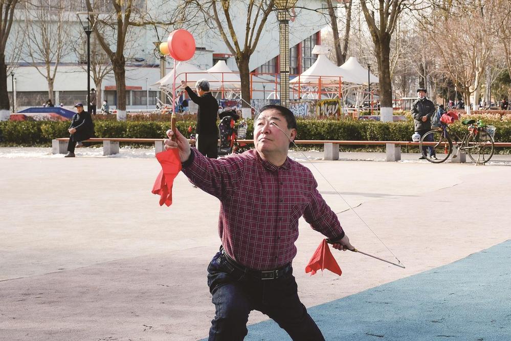 张柱国展示抖空竹技艺. 记者 王欢 摄