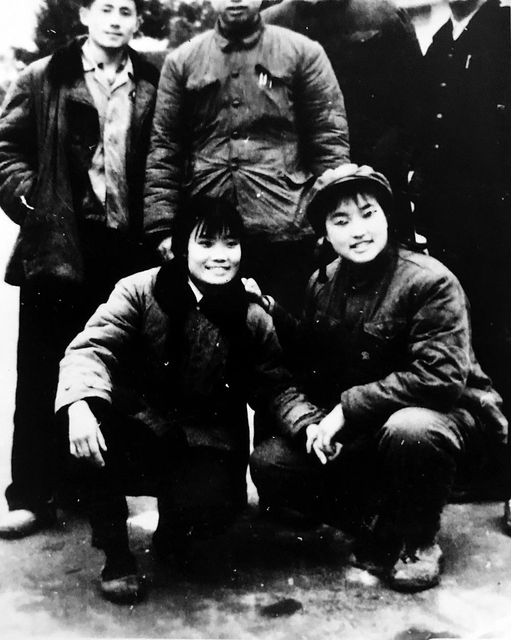 刘晓庆和知青合影(右一)